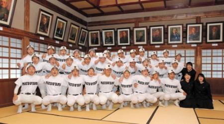 正岡子規も学んだ講堂「明教館」で記念撮影に納まる松山東ナイン＝松山東高校（撮影・保田叔久）