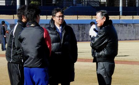 　若手選手に声をかける日本ハムＯＢで元メジャーリーガーの村上雅則氏（右端）