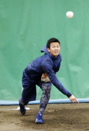 ＤｅＮＡドラフト１位の山崎は、早くも９回目のブルペン入り＝神奈川県横須賀市のベイスターズ総合練習場