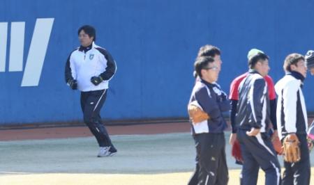 ナインから離れ、一人で外野を走る平田（左）＝ナゴヤ球場