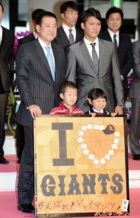 歓迎セレモニーで宮崎市内の園児らから手作りの記念品をプレゼントされ感激の巨人・原辰徳監督（左）と坂本勇人