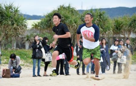 砂浜ダッシュでチームメートの白村（左）と対決する中田（撮影・村中拓久）