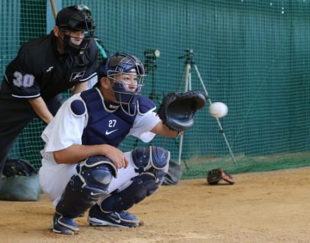 ブルペンに入り、浜田智、野村らの投球を受けた谷繁監督兼選手