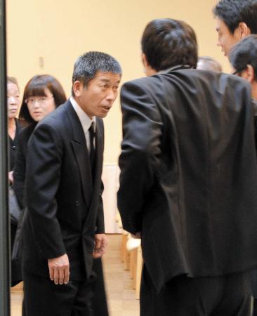 　蔦キミ子さんの通夜に参列した池田高校野球部の岡田監督（左）ら