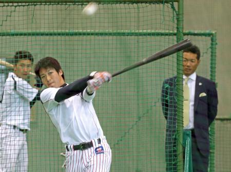 　日本代表の小久保監督（右）が見守る中、打撃練習で汗を流す山田