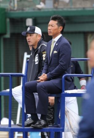 　中日キャンプを視察する日本代表の小久保監督（右）と谷繁監督兼選手