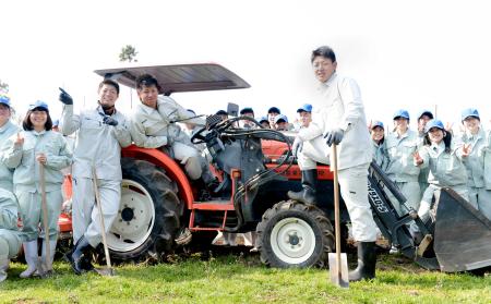 　キャンプ休日に宮崎農業高校の生徒らと農業体験した（右から）岡本、戸根、高木勇（撮影・開出　牧）