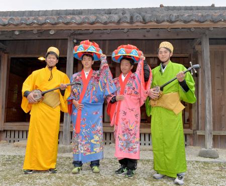 　琉球衣装に袖を通した（左から）中村、田中、宮崎、寺嶋