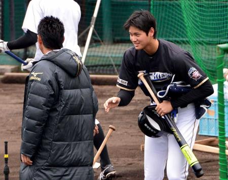 　侍ジャパンの小久保監督（左）にあいさつする大谷（撮影・村中拓久）