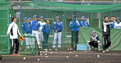 　中畑監督（右）と松井秀喜氏が“対決”した