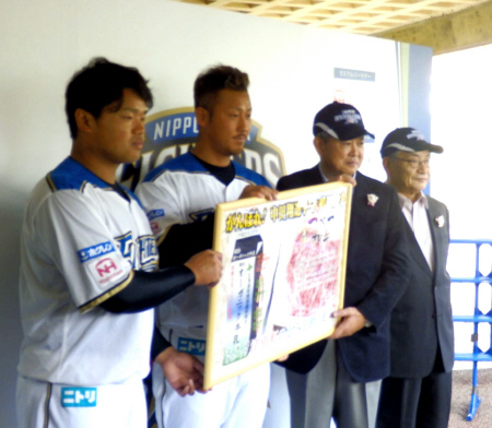 北海道・津別町地元名産品を贈呈された日本ハム・中田（右）と大嶋