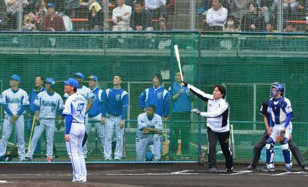 　ＤｅＮＡナインが見つめる中、フリー打撃で高橋（左手前）から柵越え弾を放った松井氏（撮影・村中拓久）