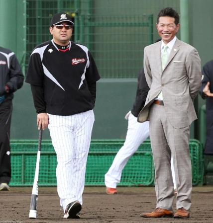 　ロッテの練習を視察する日本代表の小久保監督。左は伊東監督