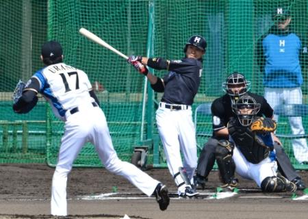 　１回、右越えに先頭打者本塁打を放つ西川。投手・浦野＝名護