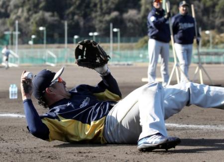 　ダイブしてノックの打球を捕り、気迫の表情を見せる中島