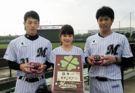 筧美和子（中央）からチョコを贈られたドラフト１位・中村（右）、同２位・田中＝石垣市総合運動公園野球場