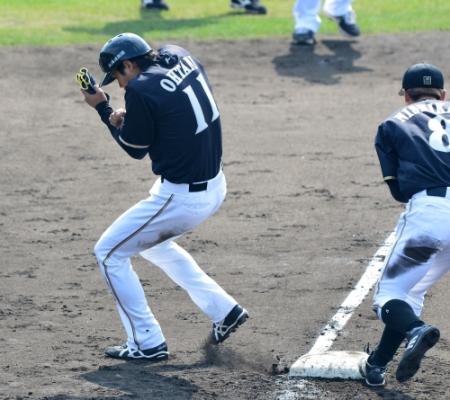 ケース打撃でけん制球が当たりそうになり慌ててよける日本ハム・大谷翔平＝名護（撮影・村中拓久）