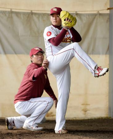 　２段モーションの修正に取り組む松井裕と高村コーチ