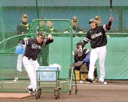 打撃投手を務め、内川（右）が放った投手強襲の打球に驚く工藤監督（手前）