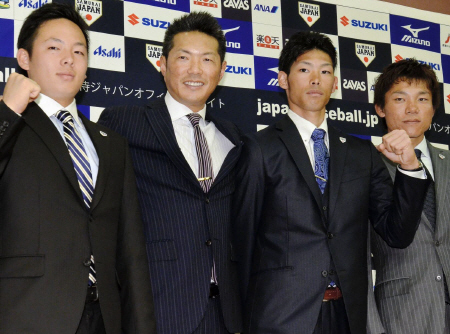 侍ジャパンに選出され、健闘を誓う（左から）松井裕、小久保監督、又吉、大島