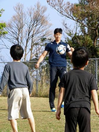 　児童養護施設を訪問して子供たちとサッカーを楽しむ日本ハム・大谷
