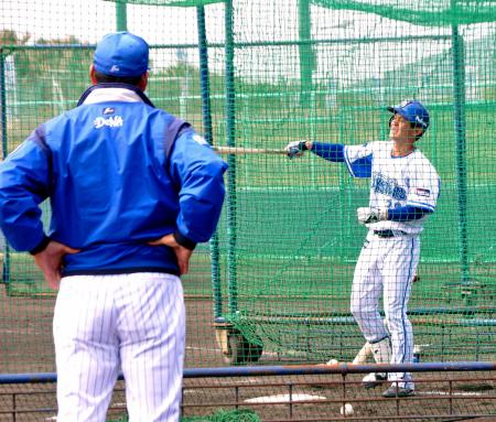 　中畑監督の見守る中、打撃練習をする“ハマのムシキング”山下幸（右）