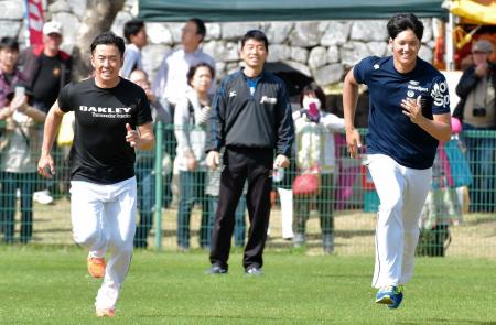 　横一列に並んでダッシュを繰り返す大谷（右）と斎藤佑（左）＝（撮影・吉澤敬太）