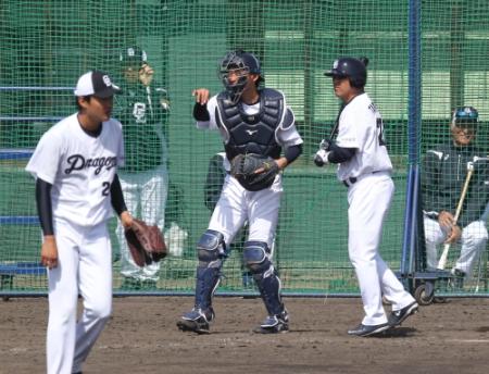 　野村（左）は谷繁監督を見逃し三振に仕留める