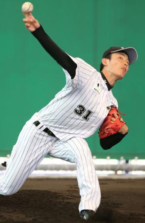 　ブルペンで投球練習するロッテ・田中＝石垣島