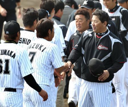 　キャンプを打ち上げ、ナインと握手するロッテ・伊東監督（右端）＝石垣島