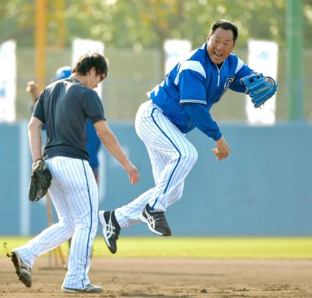 　全体練習前、山崎（左）と二遊間を組み早出特守を行う中畑監督（撮影・吉澤敬太）