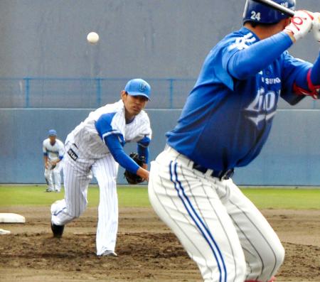 　練習試合で４回無失点に抑えた井納（左）