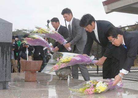 　平和祈念公園内を訪れ、国立沖縄戦没者墓苑に献花する巨人の（左から）金城、坂本、相川ら＝２３日、沖縄県糸満市