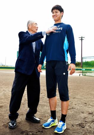　球場を訪れた金田正一氏（左）から「大きいな！」と体を触られる大谷（撮影・吉澤敬太）