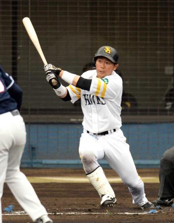 　３回、先制タイムリー二塁打を放つ中村晃