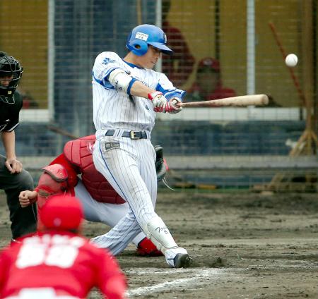 　９回、同点タイムリー二塁打を放つ倉本（撮影・飯室逸平）