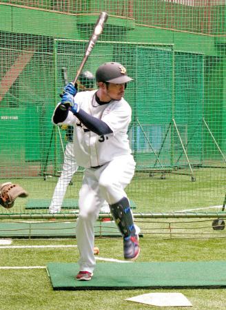 　打撃練習を行う小谷野