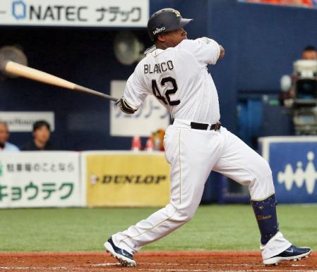 　４回、右前打を放つオリックスのブランコ＝京セラドーム
