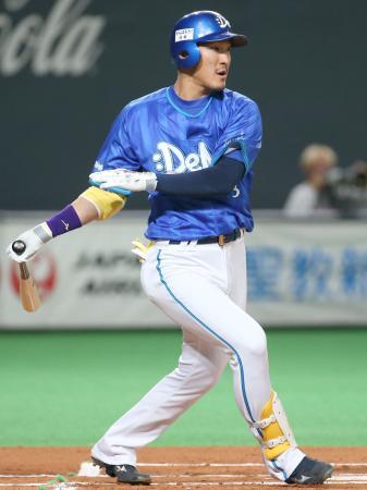 　１回、右前打を放つＤｅＮＡ・梶谷＝札幌ドーム
