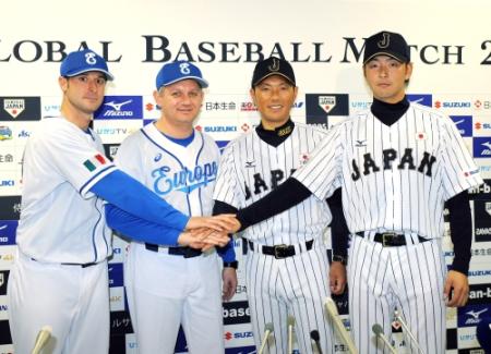 　会見を終え、フォトセッションで手を合わせる（左から）マエストリ、ヤンセン監督、小久保監督、大瀬良