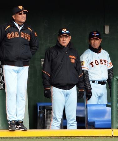 　機動力で松坂をかく乱した巨人の原監督（中央）
