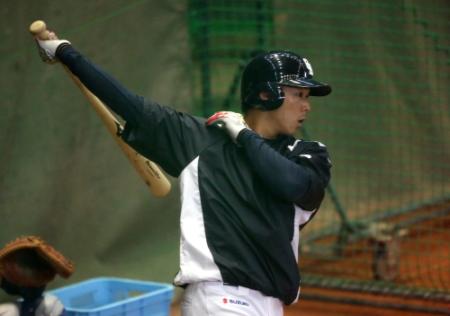 　打撃練習に励む井領