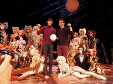 キャッツの猫に囲まれポーズをとる日本ハム・大谷（左）と上沢＝北海道四季劇場