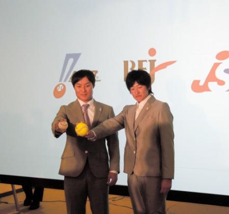 　五輪復活ＰＲ映像に出演した日本ハム・田中（左）とソフトボール・上野