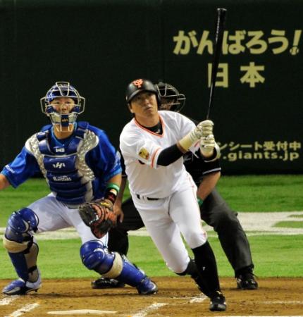 １回裏巨人、１死二塁、巨人・長野久義は左越え適時二塁打を放つ＝東京ドーム（撮影・佐々木彰尚）