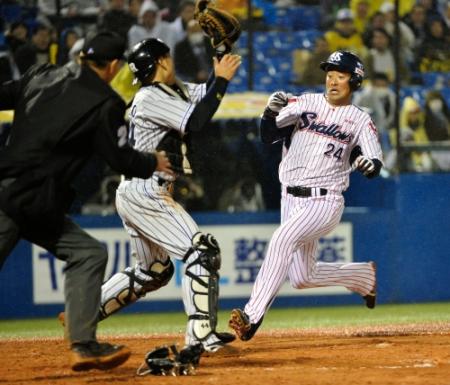 　８回、二塁走者・荒木が本塁突くもアウトとなる