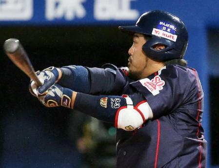 　１回ヤクルト１死、右越えに先制の満塁本塁打を放つ畠山＝横浜