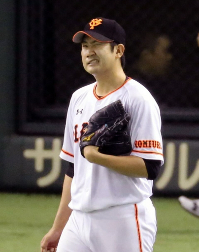 ４回表２死一、二塁、梅野から２点適時二塁打を浴び、顔をゆがめる菅野＝東京ドーム