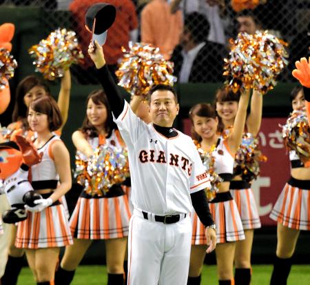 　対阪神戦通算１０００勝を達成し、笑顔で手を振る原監督（撮影・吉澤敬太）