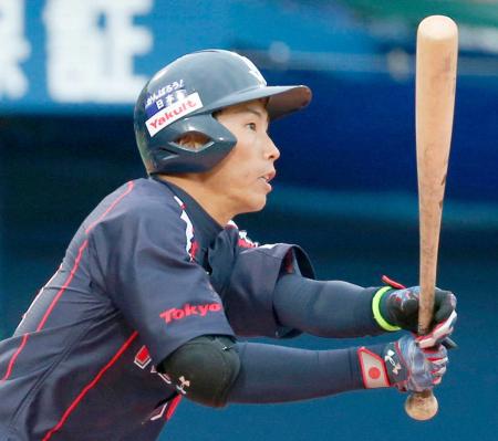 　８回、上田が勝ち越しの右翼線三塁打を放つ